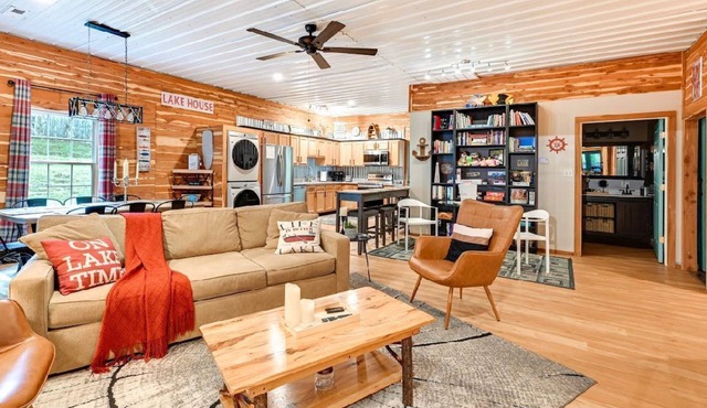 Game Room, Bar & Hot Tub: Perfect Group Getaway