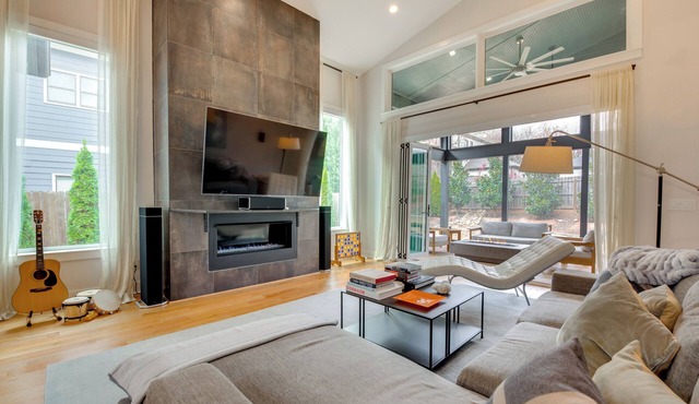 Game Room + Bar: Luxe ATL Getaway Near World Cup