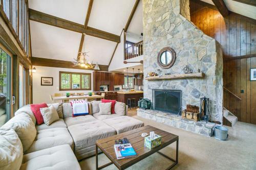 Game Room Cabin Year-Round Pool Hot Tub Access