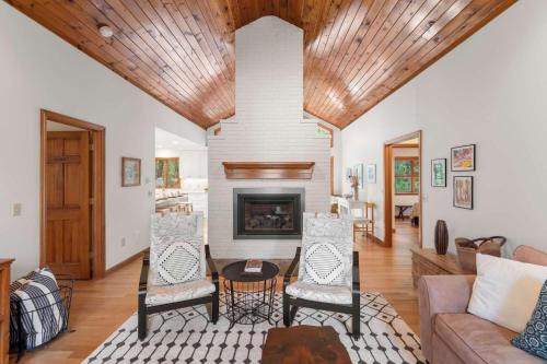 Game Room Central AC Short Drive to Beaches