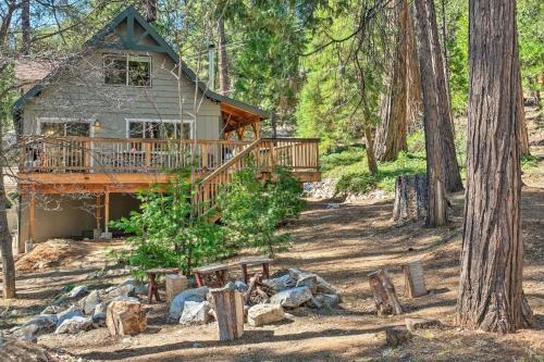 Game Room & Deck: ‘Oso Cozy Cabin’ in Arnold!