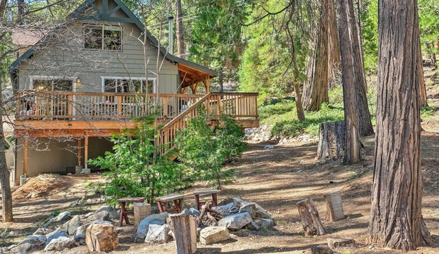 Game Room & Deck: ‘Oso Cozy Cabin’ in Arnold!