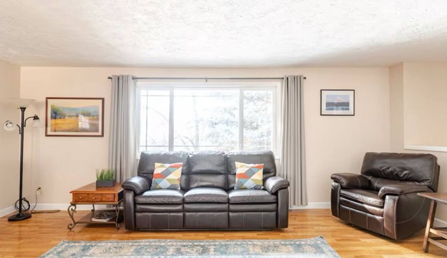 Game room, Deck, Outside Fire pit, AC, Close to Airport & Pet Friendly!