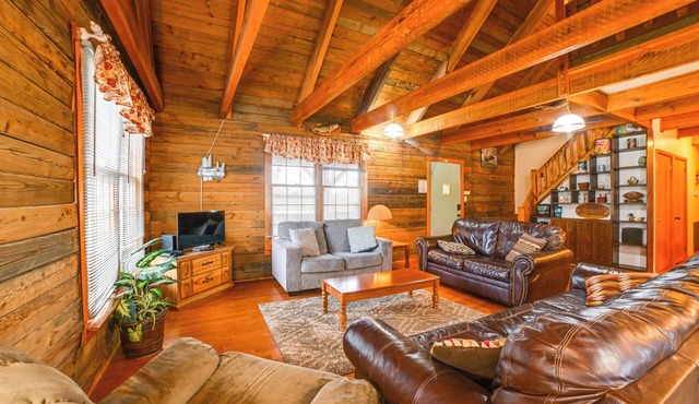 Game Room & Decks: Family Cabin in Springville!