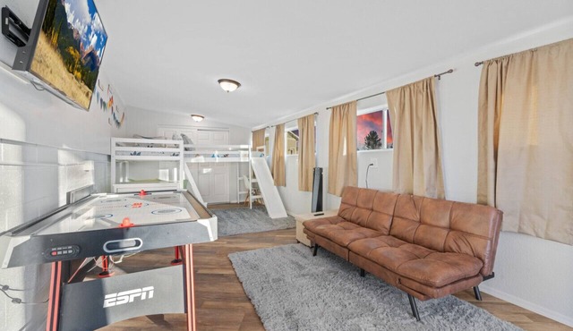 Game room, Fenced-in patio, Guest Home