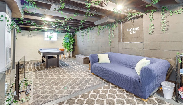 Game Room & Fire Pit: West Mifflin Home!