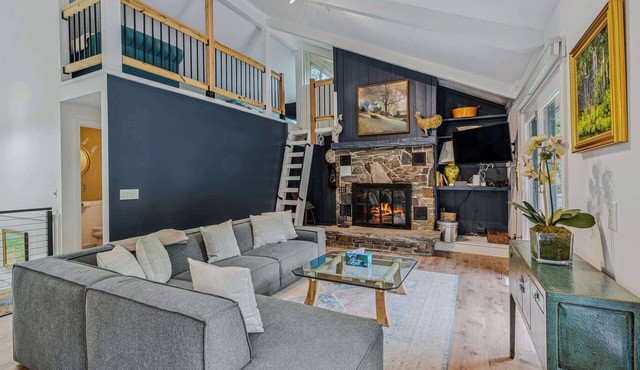 Game Room, Fireplace & Pet Friendly - Top of the Hill