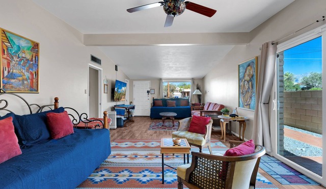 Game room! Fun, sustainable 6 br w/room for 18 in real beds, pool table, games!