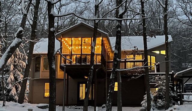 Game Room~Grill~Screen Porch~Fireplace~Top of Mountain~Walk to Most Amenities