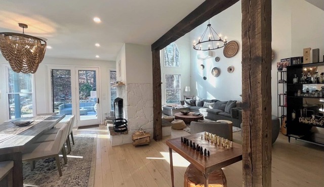 Game Room, Hot tub, Sauna, Fireplaces + Heated Pool in Summer!