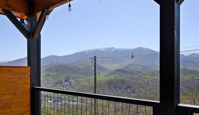 Game Room, Hot Tub, & Amazing Views at Serenity! 8 Mins easy drive to downtown!