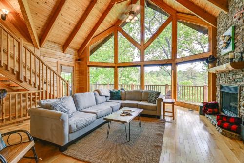 Game Room, Hot Tub and Decks Scenic Franklin Cabin