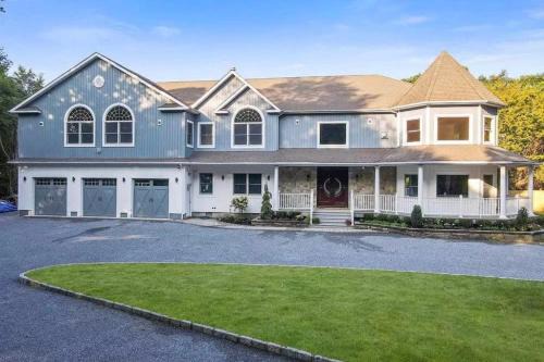 Game Room, Hot Tub! Family Getaway in Bayshore