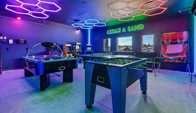 Game Room Hot tub LED Putting Green Near Wis Dells