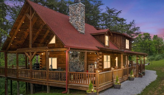 Game Room, Hot Tub, Sauna, Fire Pit, Close to Hiking. 8 Adults Max, Rest Kids.