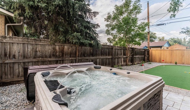 Game Room- Hot Tub- Sauna & Projector!
