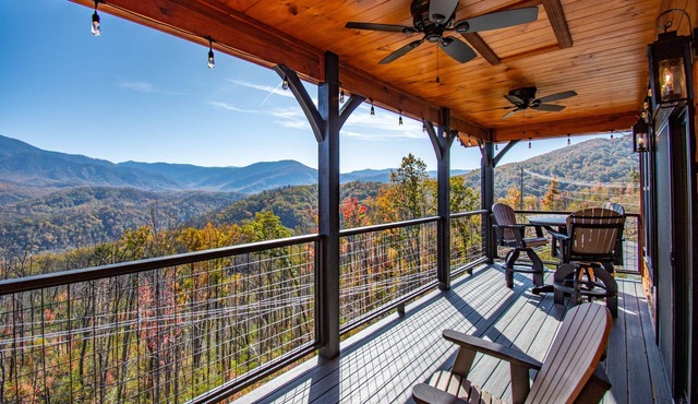 Game Room, Hot Tub, Stunning Views! 8 min easy drive to downtown