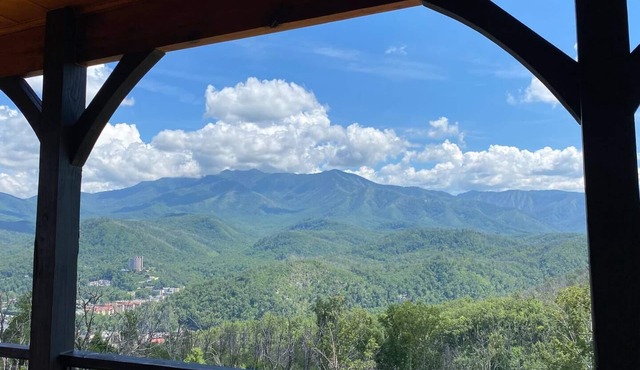 Game Room, Hot Tub, & Stunning Views! 10 min easy drive to downtown!