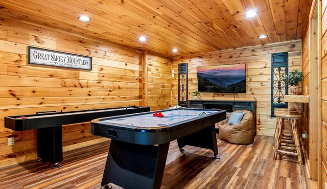 Game Room~ HotTub~ Dollywood 3 Miles~Outdoor Pool