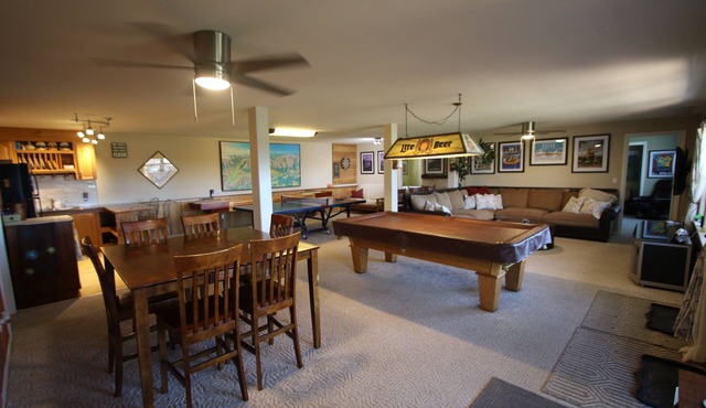 GAME ROOM, Incredible Mountain Views, 3bdrm, 3.5 Bath under 2 miles to downtown