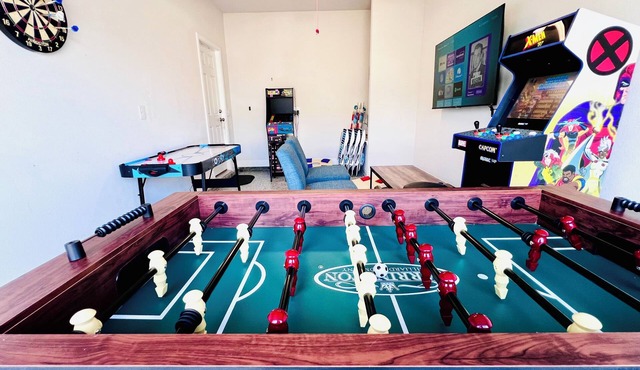 Game Room, mins to beach, Pier Park and Sports Complex, POOL, pond view