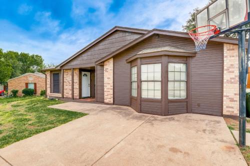 Game Room & Patio: Family Home in The Colony!