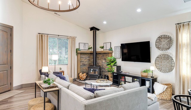 Game Room & Patio: Picturesque Home in Sonora