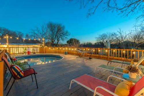 Game Room, POOL & Fire pit at the Medical center