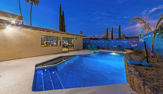Game Room-Pool heated w/jacuzzi-Waffles-2 California King Beds-U of A 8 miles