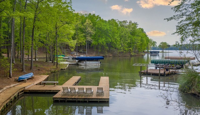 GAME ROOM, QUIET COVE & DOCK! LAKEFRONT! SLEEPS 16