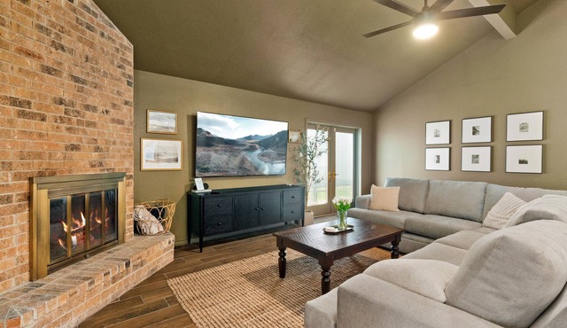 Game Room + Sleeps 8. Charming Home Near Six Flags, Sea World & Shopping