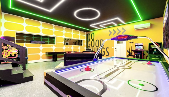 Game Room + Spa Stay, Sauna, Hot Tub, Dogs OK