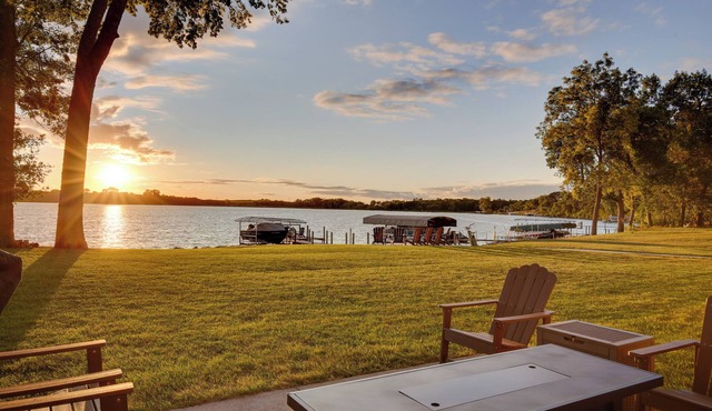 Game Room + Views: Family Retreat on Silver Lake