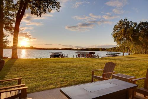 Game Room + Views: Family Retreat on Silver Lake