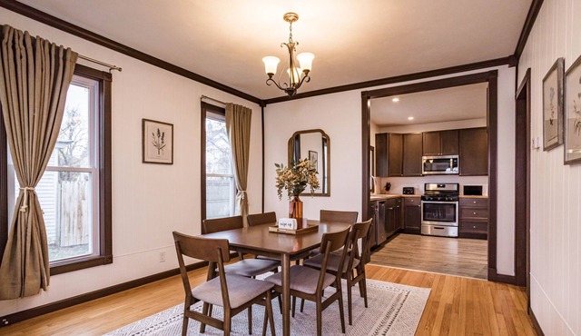 Game room. Walk to food/beverage. 5 mins to Downtown, Destiny USA, NYS Fair, SU.