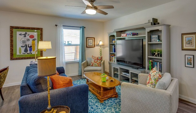 Game Room + Walk to Beach: Gun Barrel City Gem!
