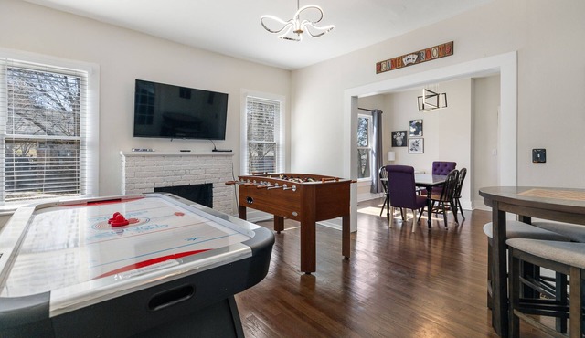 Game Themed, sleeps 12, king beds, walking distance to downtown & splash pad!