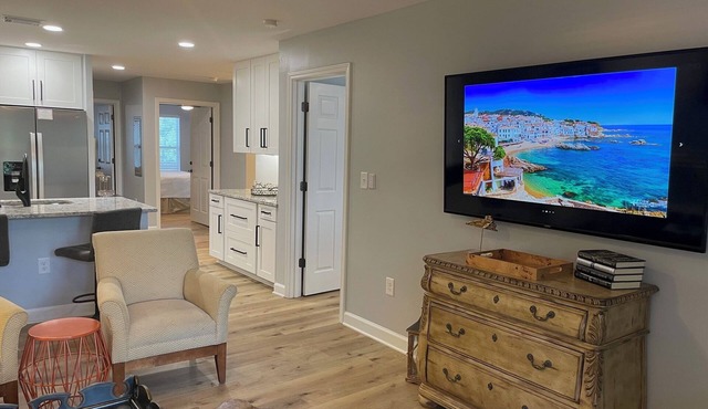 GAMEDAY GETAWAY! Marvelous 4-bedroom condo in Seneca with AC, fitness room, WiFi