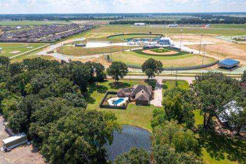 Gameday Getaway - Pool - King Bed - Sports Complex
