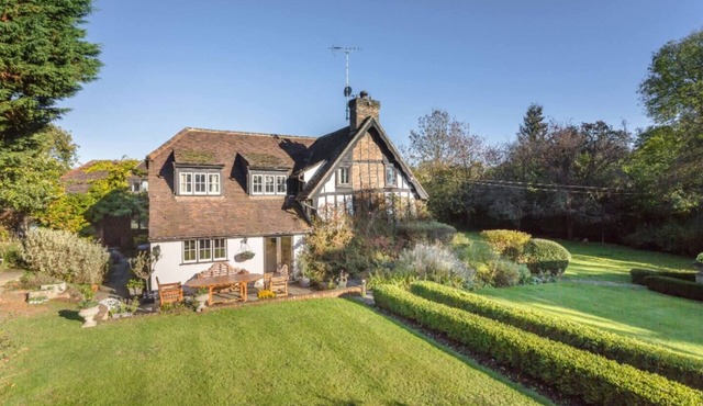 Gamekeepers Cottage rural, good for isolation walks cycling Near train to London