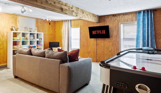 Gameroom! Air Hockey Arcade NFLX WIFI Boardgames