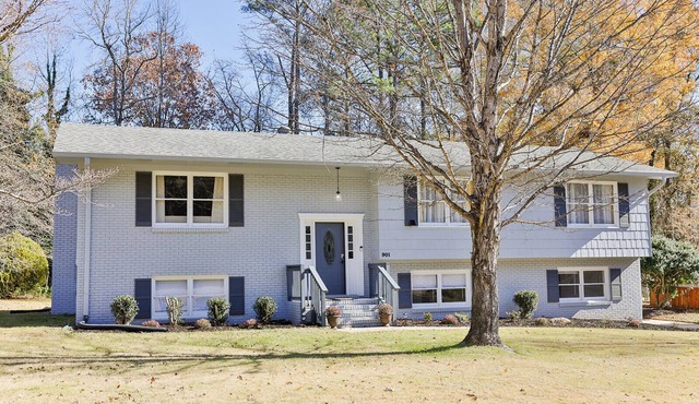 GAMEROOM Getaway! 4BR completely updated home with 2 King Beds and a sunroom!
