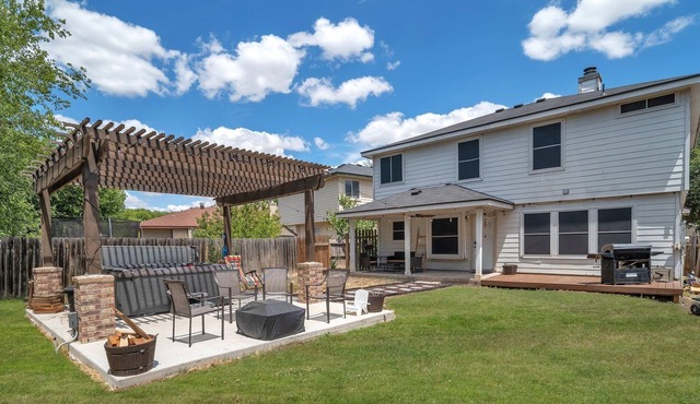Gameroom! Hot Tub! 25 minutes from Downtown!