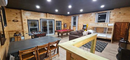GameRoom, HotTub, Piano, 5mi to OldManCave - Hocking Hills Copper House