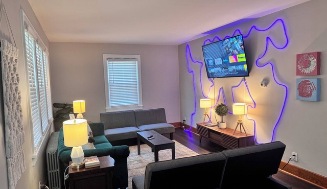 Gameroom with Foosball+Arcade! Spacious Home,Lots of Parking,Perfect for Groups!
