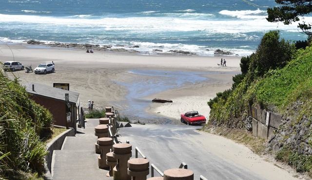 GAMERS Haven ARCADE WORLD @ the Beach! Spacious, Family-Friendly, SEE SPECIALS!!