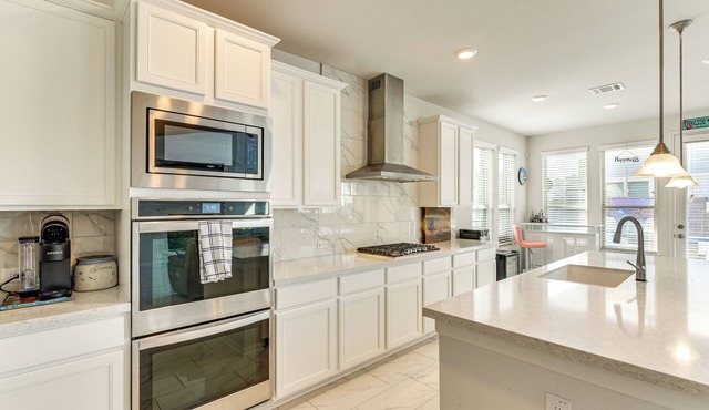 Games, Films & Outdoor Fun: Luxe Home in La Marque