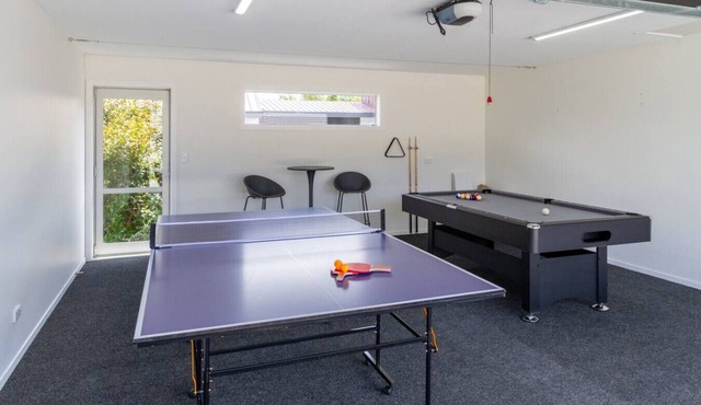 Games Room Escape, Pool Table, Ping Pong & Air Con