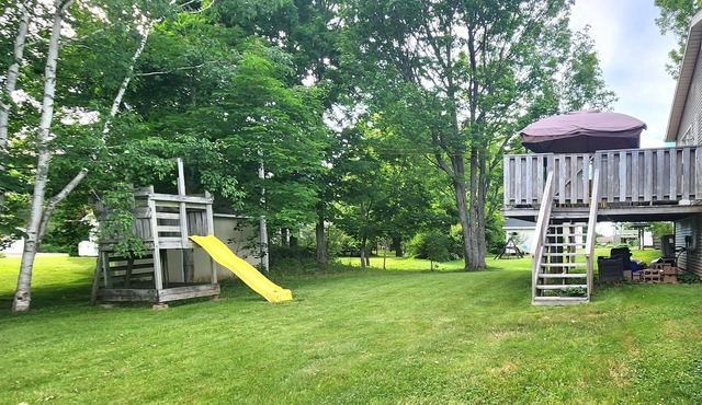 Gamwell Getaway - Spacious 5 Bedroom Home with 2 living areas!