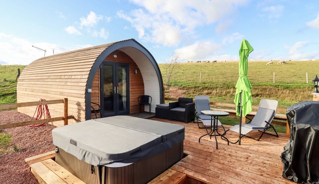 GANDER POD AT SALFORD COURT FARM FISHING CABINS in Clifton Upon Teme